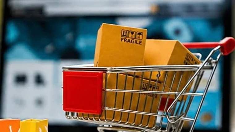 Bir alışveriş sepetinde, üzerinde "fragile" yazılı kutular yer alıyor.