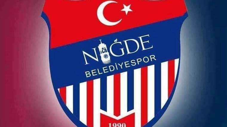 Niğde Belediyespor'un logosu, kırmızı, beyaz ve mavi renklerden oluşuyor.