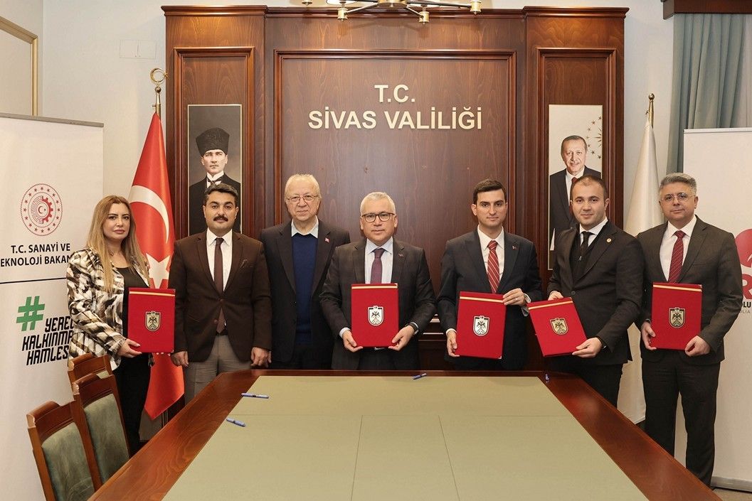 Sivas Valiliği'nde, restorasyon projesi için protokol imzalayan yetkililer bir arada duruyor.
