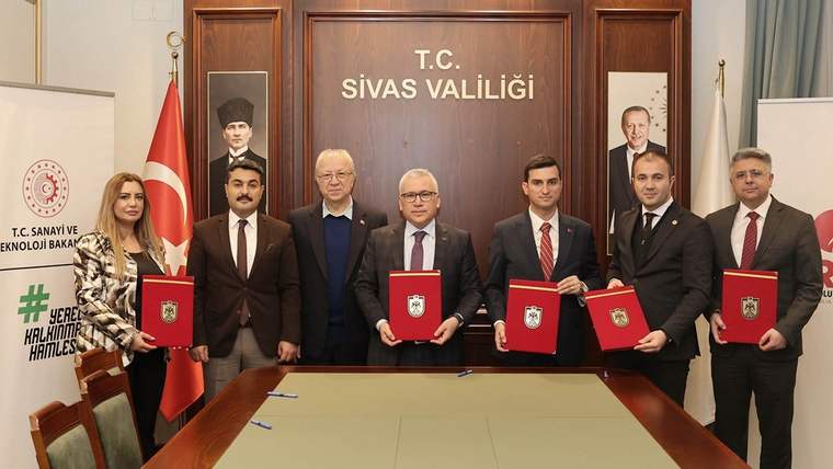 Sivas Valiliği'nde, restorasyon projesi için protokol imzalayan yetkililer bir arada duruyor.