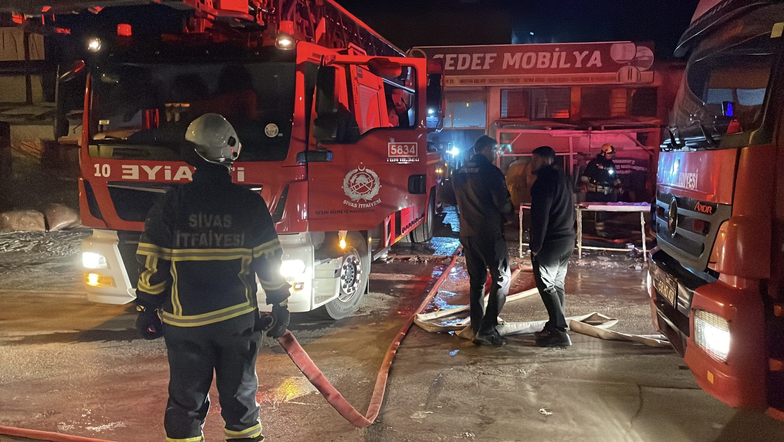 Sivas Ata Sanayi’de Mobilya İmalathanesinde Yangın: Ekiplerin Hızlı Müdahalesi Felaketi Önledi