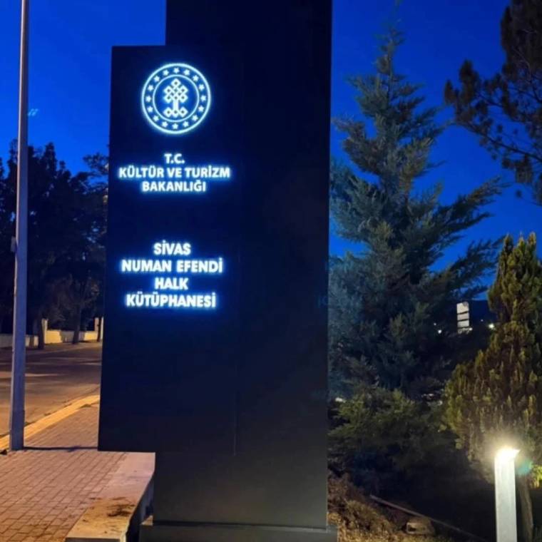 Aydınlatılmış tabelada Kültür ve Turizm Bakanlığı ile Sivas Numan Efendi Halk Kütüphanesi yazıyor.