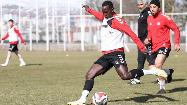 Sivasspor’da Adana Demirspor Mesaisi Başladı: 26. Hafta Öncesi Tempolu Hazırlık