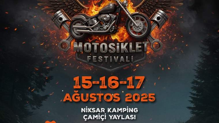 Alevler ve kanat figürleri önündeki motosiklet afişinde 15-16-17 Ağustos 2025, Niksar Kamping ve Çamiçi Yaylası yazıyor.