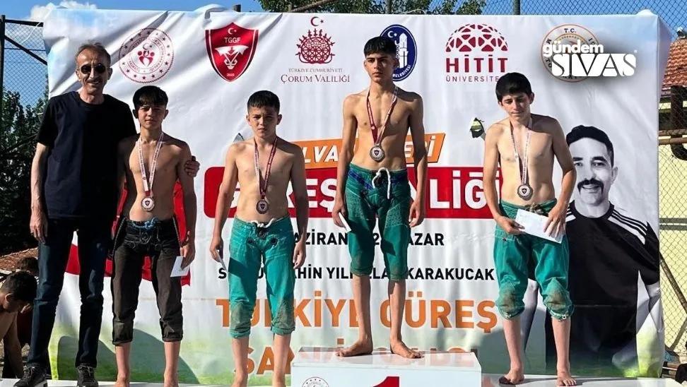 Sivaslı Sporcular Çorum'dan Madalyalarla Döndü