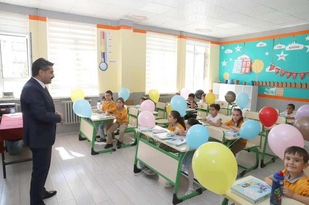 Sivas'ta Uyum Haftası Etkinlikleri: İl Milli Eğitim Müdürü Erdoğan, Öğrencilerle Buluştu