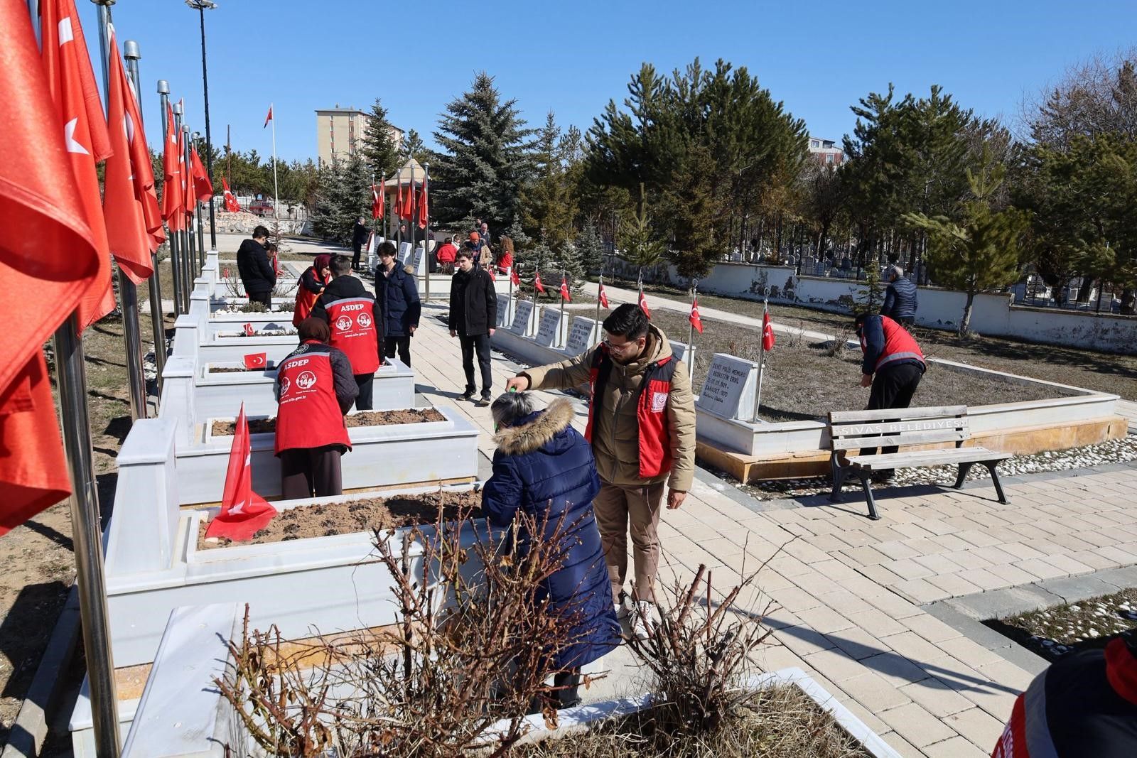 Sivas’ta 18 Mart Öncesi Anlamlı Vefa: Şehitliklerde Bakım Seferberliği Başlatıldı