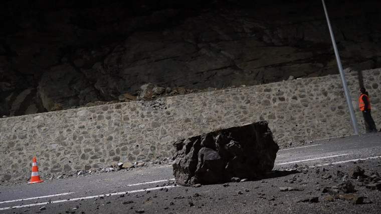 Gümüşhane’de heyelan: Yol trafiğe kapatıldı - Birlik Haber Ajansı