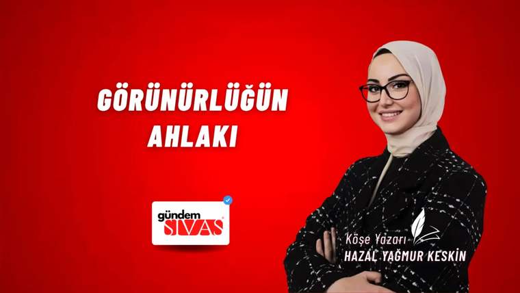Kırmızı arka planda, başında başörtüsü olan bir kadın, siyah beyaz bir ceket giymekte ve gülümsemektedir.
