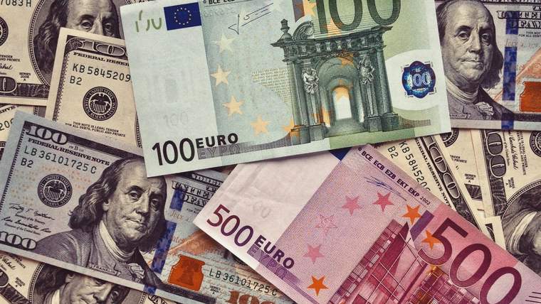 Üst üste yerleştirilmiş ABD doları ve euro banknotları, farklı kupürleriyle kadrajı dolduruyor.