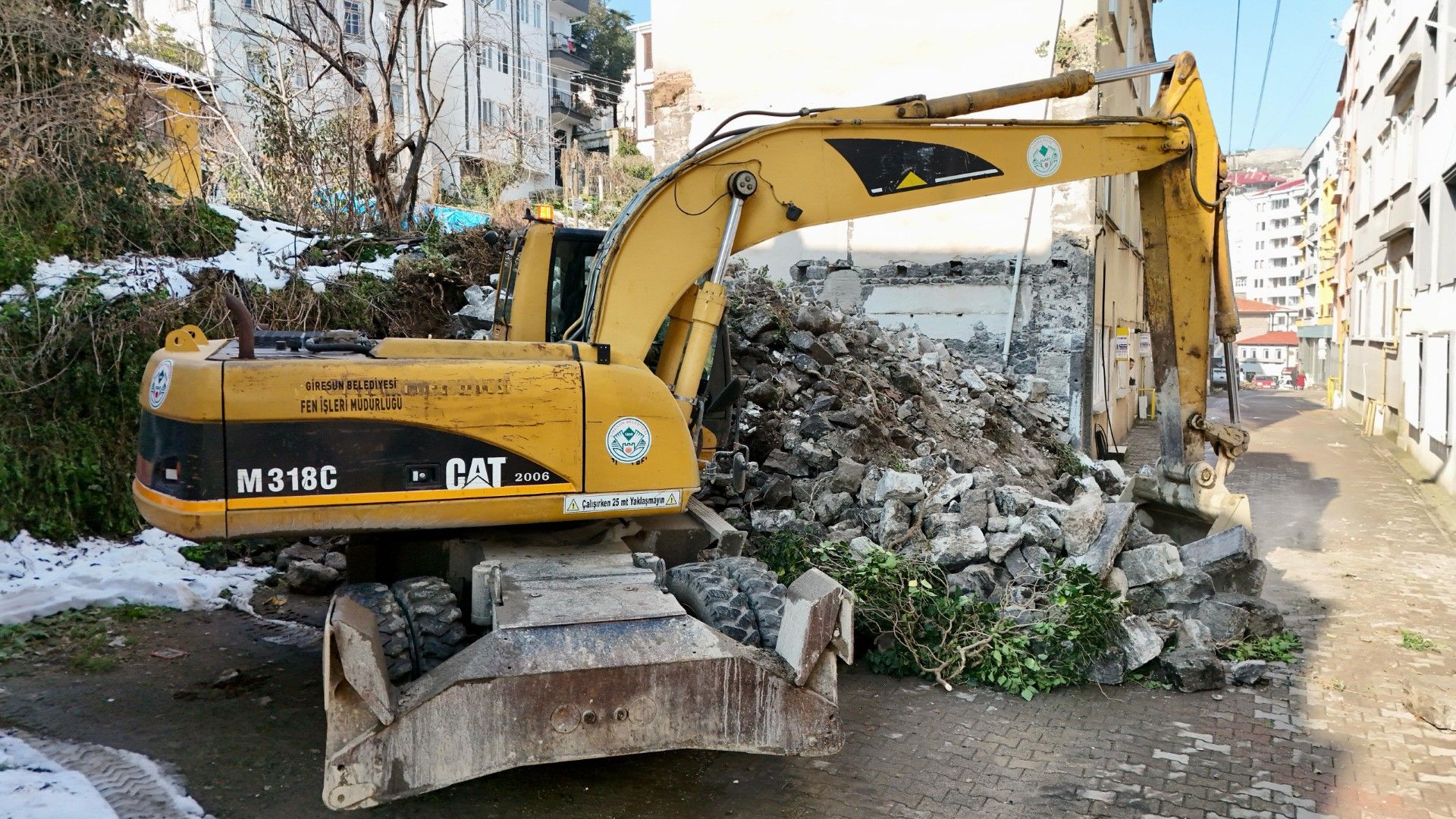Giresun'da metruk binalar yıkılıyor - Birlik Haber Ajansı
