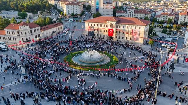 Sivas Kongresi’nin 107. yıl dönümünde 1058 kişi halay çekti
