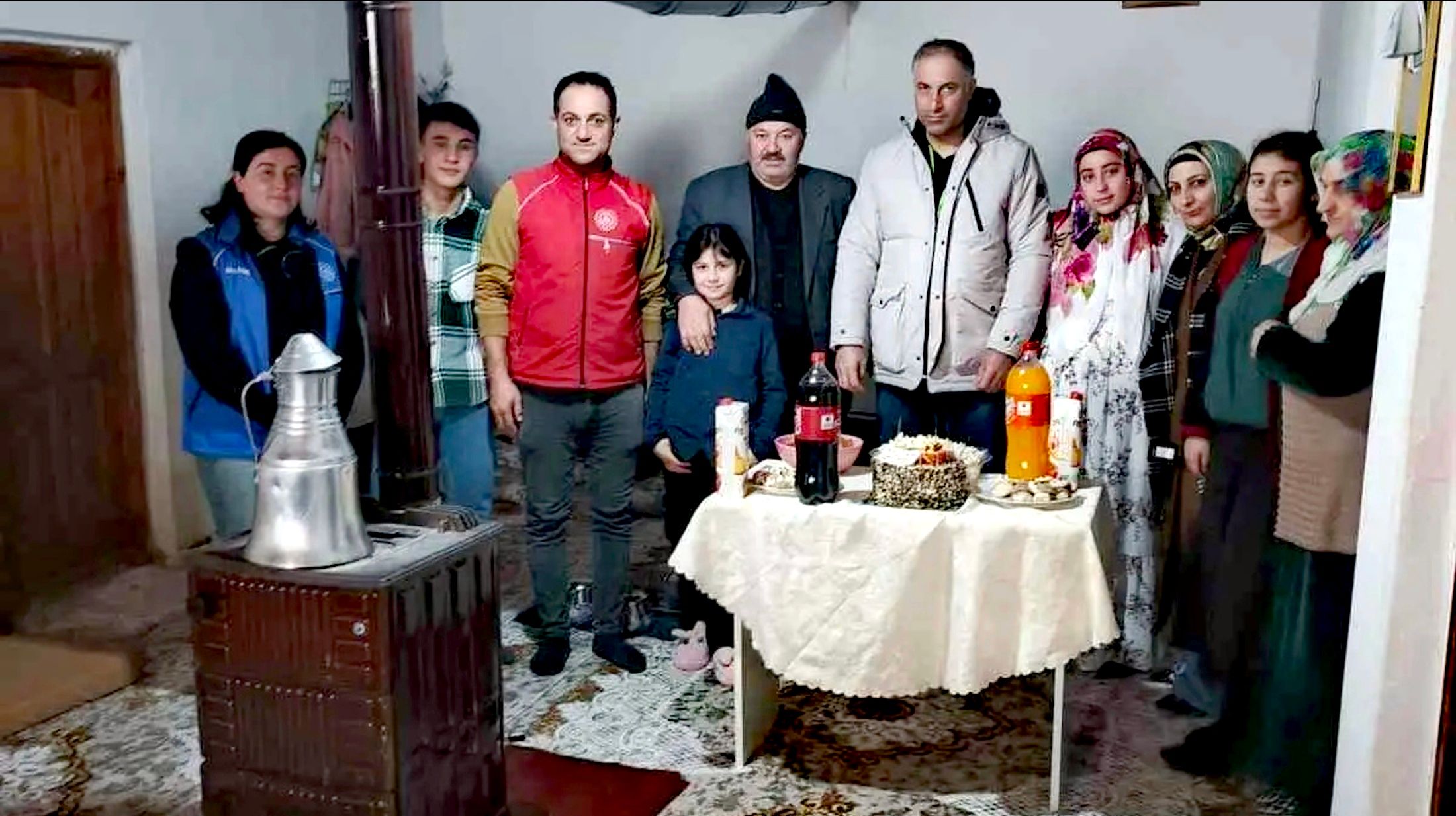 Hamur Kaymakamı Mahir, öksüz ve yetim çocukları güldürüyor - Birlik Haber Ajansı