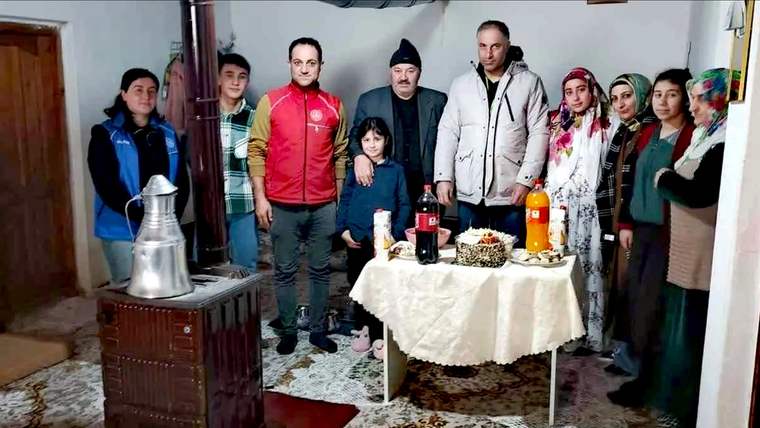 Hamur Kaymakamı Mahir, öksüz ve yetim çocukları güldürüyor - Birlik Haber Ajansı