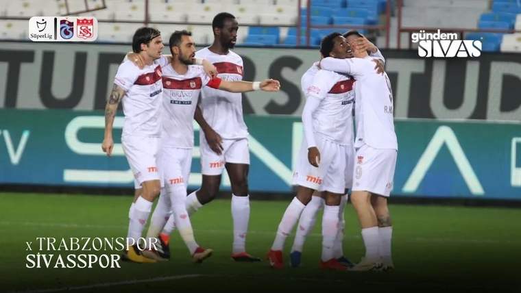 Sivassporlu futbolcular, gol sevinci yaşıyor, birbirlerine sarılıyorlar.