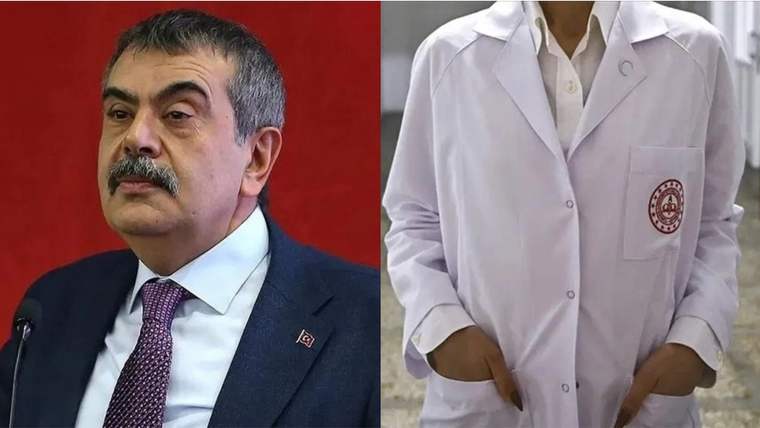 Bölünmüş görselde mikrofon önünde konuşan bıyıklı bir erkek ile armalı beyaz önlüklü kişi görülüyor.