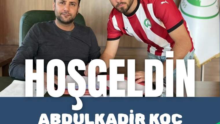 Masada oturan iki erkekten biri kırmızı beyaz çizgili forma giyiyor; afişte “Hoşgeldin Abdulkadir Koç” yazıyor.