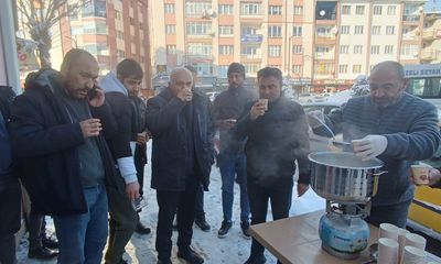 Dondurucu Soğukta Isıtan Dayanışma: Sivas’ta Karla Mücadele Eden Belediye İşçilerine Esnaftan Sıcak Süt Sürprizi