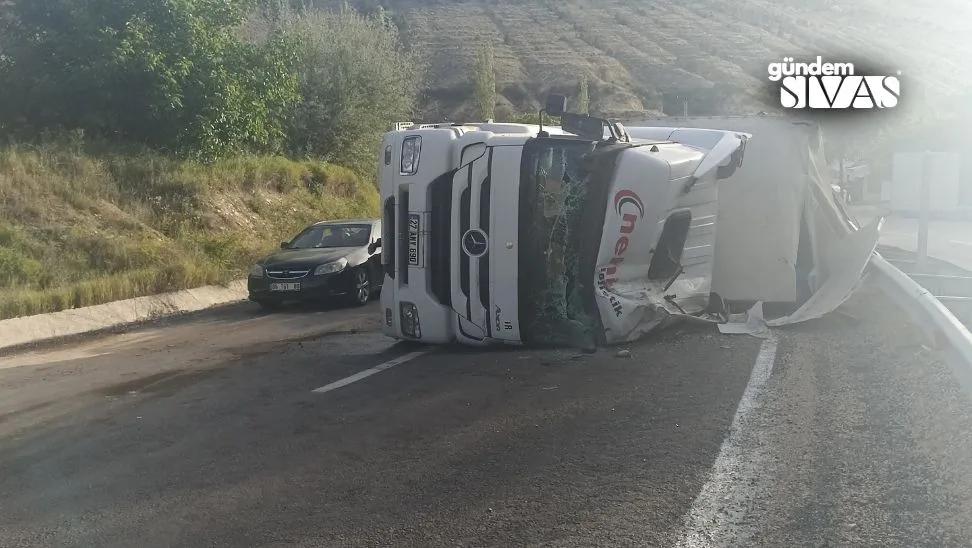 Tır Şoförü Virajı Alamadı: Sürücü Ağır Yaralandı