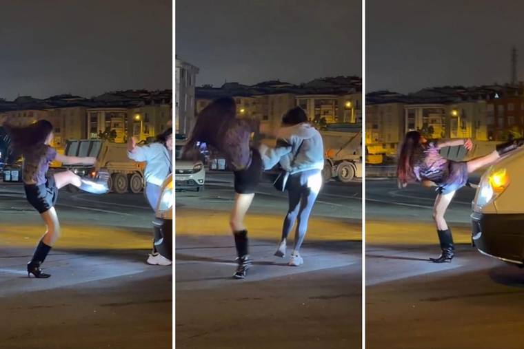 Üç kareli kolajda iki kadın, gece vakti cadde üzerinde birbirlerine tekme atarken görülüyor.
