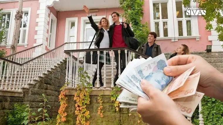 Pembe bir binanın balkonunda dört kişi duruyor; önde bir el farklı Türk lirası banknotlarını tutuyor.