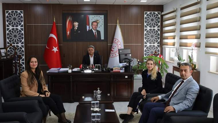 Sivas Aile ve Sosyal Hizmetler İl Müdürlüğü'nde bir toplantı yapılıyor, masada dört kişi oturuyor.