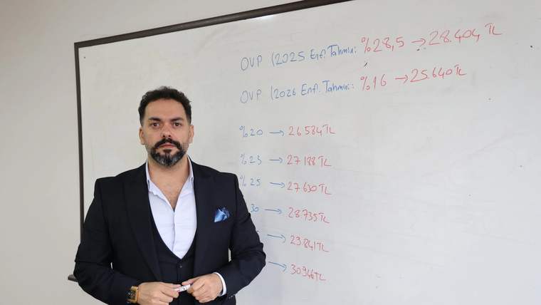 Beyaz bir tahtanın önünde duran bir kişi, asgari ücret tahminlerini açıklıyor.