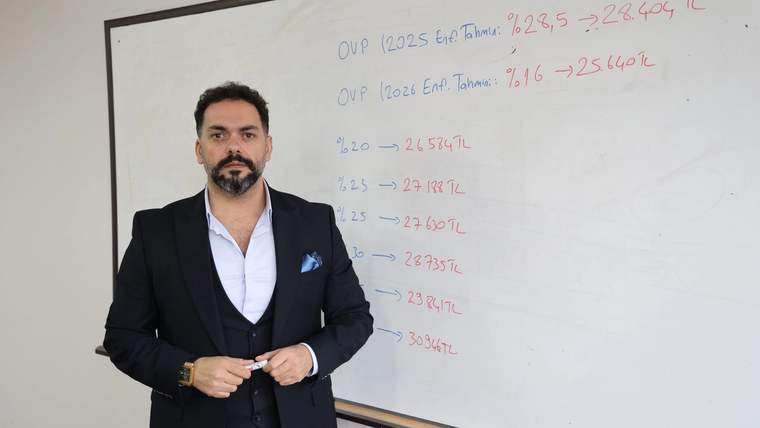 Beyaz bir tahtanın önünde duran bir kişi, asgari ücret tahminlerini açıklıyor.