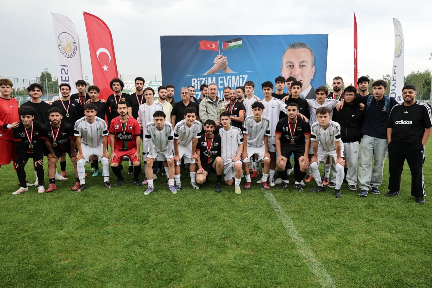 2-2: Sivas’ta Türk ve Filistinli futbolcular dostlukta buluştu