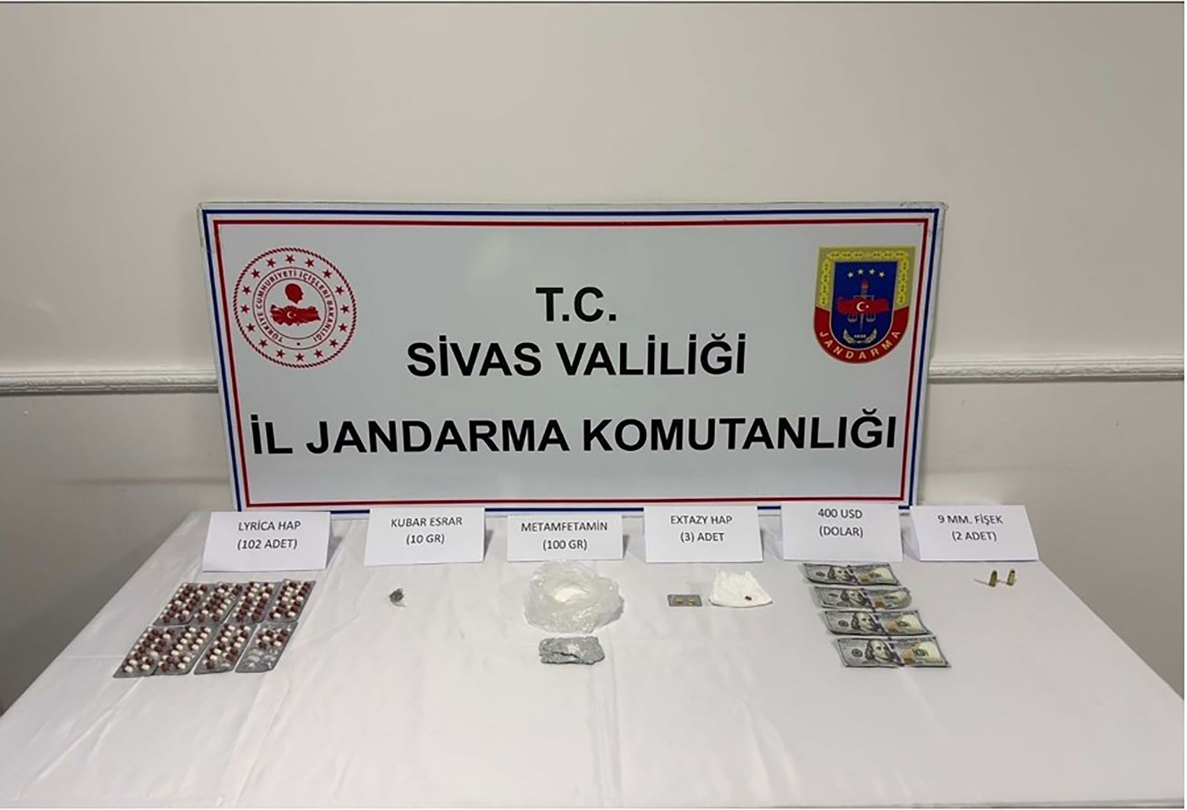 Şarkışla’da Jandarmadan Narkotik Darbesi: Metamfetamin, Sentetik Haplar ve Sahte Dolar Ele Geçirildi