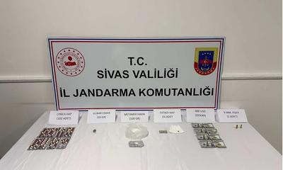 Şarkışla’da Jandarmadan Narkotik Darbesi: Metamfetamin, Sentetik Haplar ve Sahte Dolar Ele Geçirildi