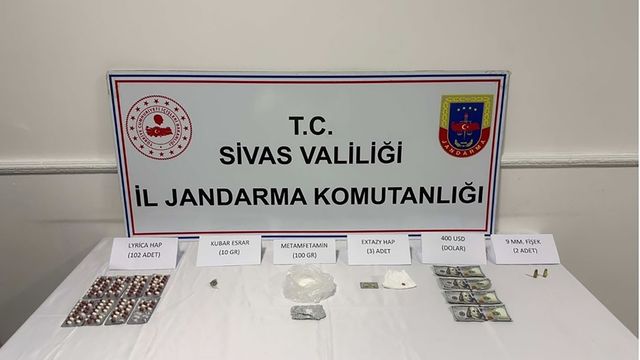 Şarkışla’da Jandarmadan Narkotik Darbesi: Metamfetamin, Sentetik Haplar ve Sahte Dolar Ele Geçirildi