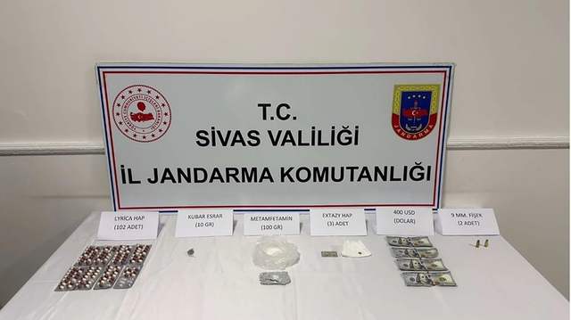 Şarkışla’da Jandarmadan Narkotik Darbesi: Metamfetamin, Sentetik Haplar ve Sahte Dolar Ele Geçirildi