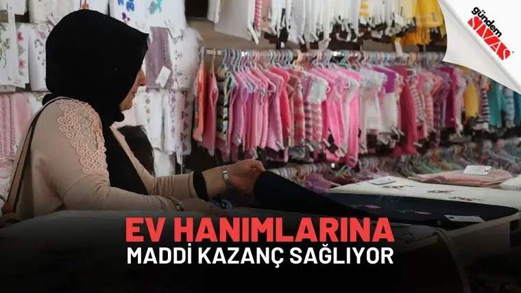 Bir kadın, dükkanında elbiseleri inceliyor ve satış yapmaya hazırlanıyor.