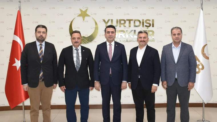 Beş kişi, Yurtdışı Türkler ve Akraba Topluluklar Başkanlığı ofisinde bir arada duruyor.
