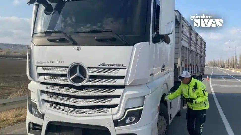 Ulaş'ta Kış Lastiği Denetimleri Devam Ediyor