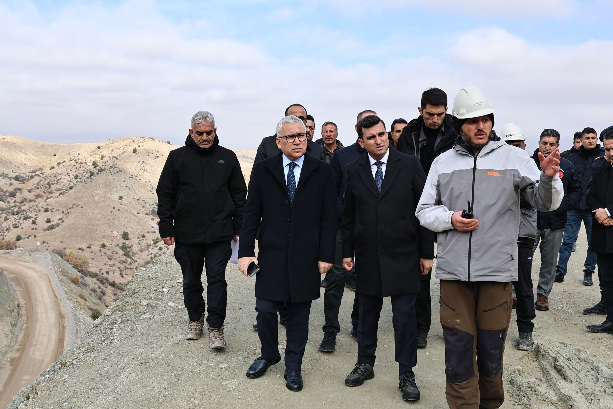 Divriği Maden Göçüğü: Şantiye Müdürü Toprak Altında, Kurtarma Çalışmaları Sürüyor