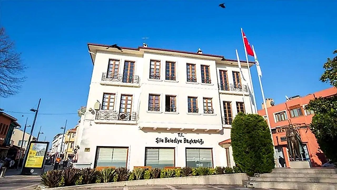 Önünde Türk bayrağı bulunan, cephesinde Şile Belediye Başkanlığı yazan üç katlı beyaz bina