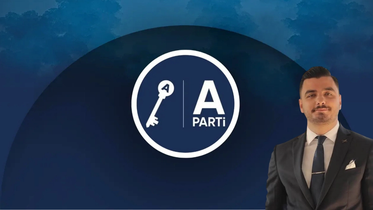 Takım elbiseli bir kişi, arka planda anahtar ve A PARTİ yazılı dairesel logonun yanında duruyor.