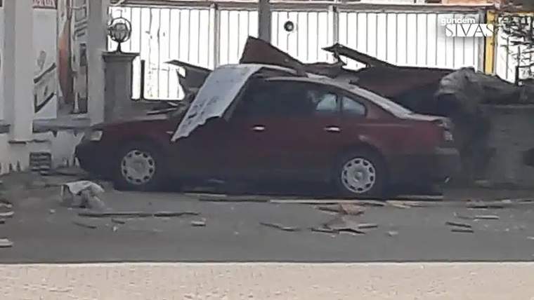 Sivas'ta Binanın Çatısı Arabaların Üzerine Uçtu