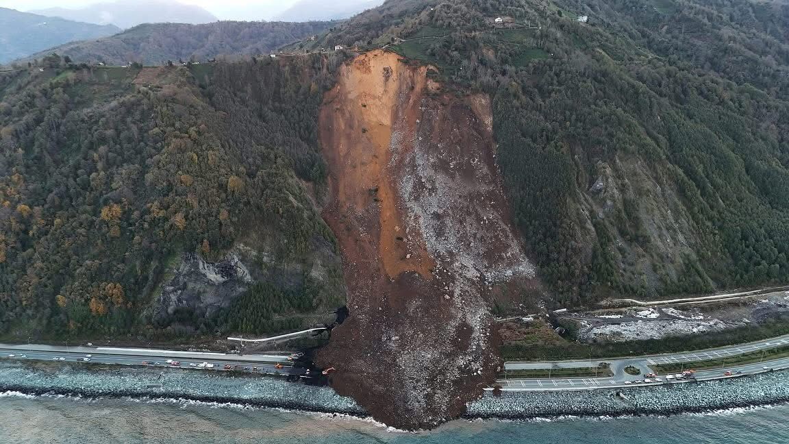 Karadeniz Sahil Yolu'nda heyelan!