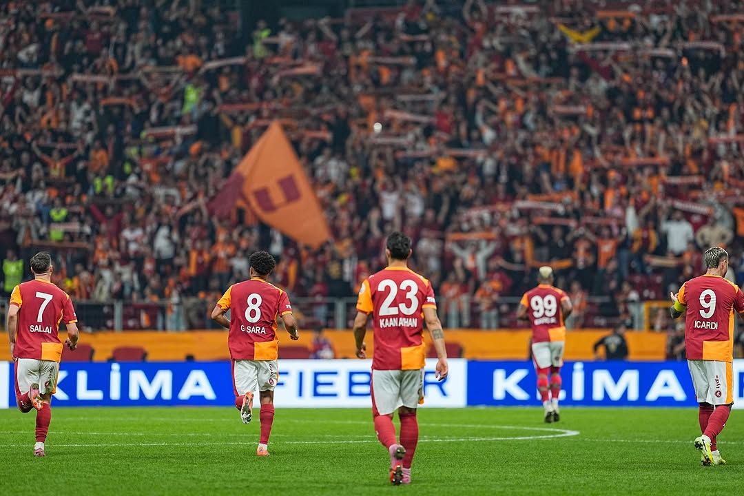 Galatasaray Taraftarlarından Muhteşem Görüntü: Milyonlarca Kalp Aynı Anda Atıyor