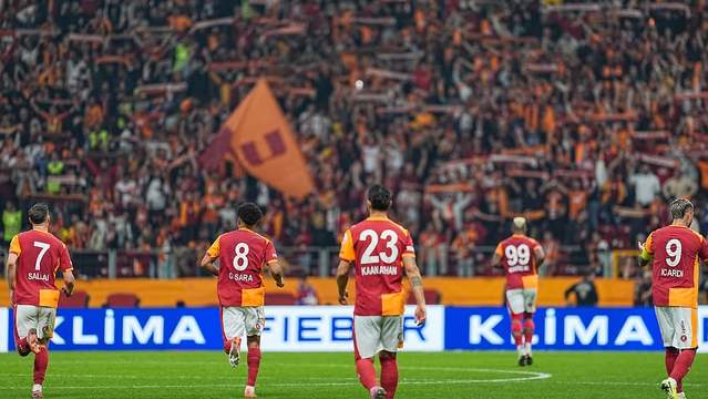 Galatasaray Taraftarlarından Muhteşem Görüntü: Milyonlarca Kalp Aynı Anda Atıyor