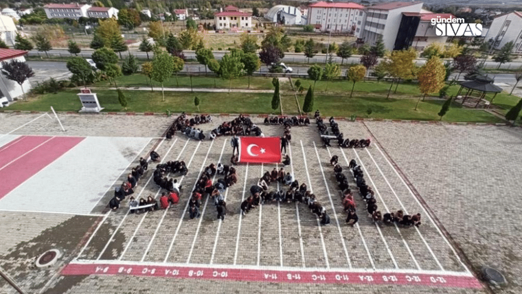 Bir grup öğrenci, yerde Türk bayrağı ile birlikte 'İsrail' yazacak şekilde dizilmiş.