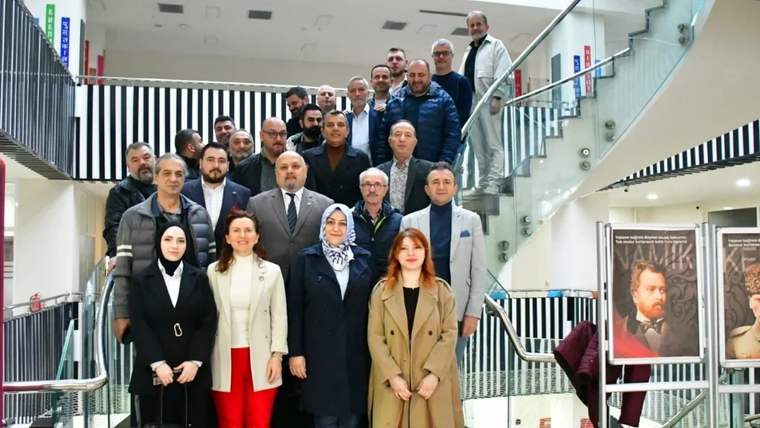 Tekirdağ Gazeteciler Derneği üyeleri, bir etkinlikte merdivenlerde topluca poz veriyor.