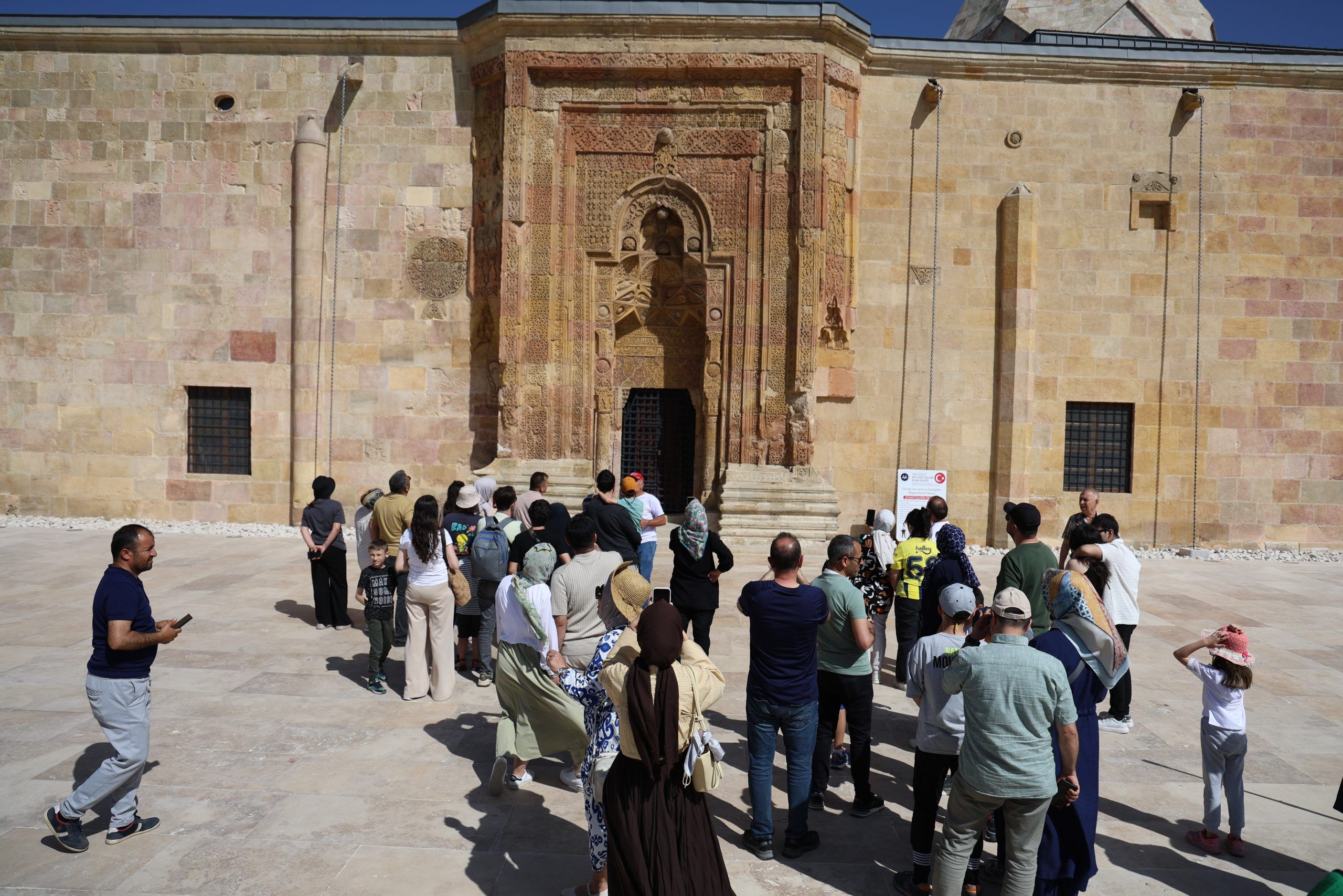 Divriği Ulu Cami Gölge Olayı: 8 Asırlık Gizem Ziyaretçileri Büyülüyor