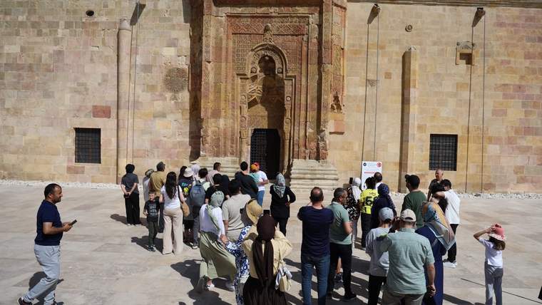 Divriği Ulu Cami önünde toplanmış kalabalık, caminin girişine doğru ilerliyor.