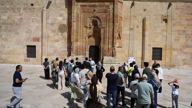 Divriği Ulu Cami Gölge Olayı: 8 Asırlık Gizem Ziyaretçileri Büyülüyor