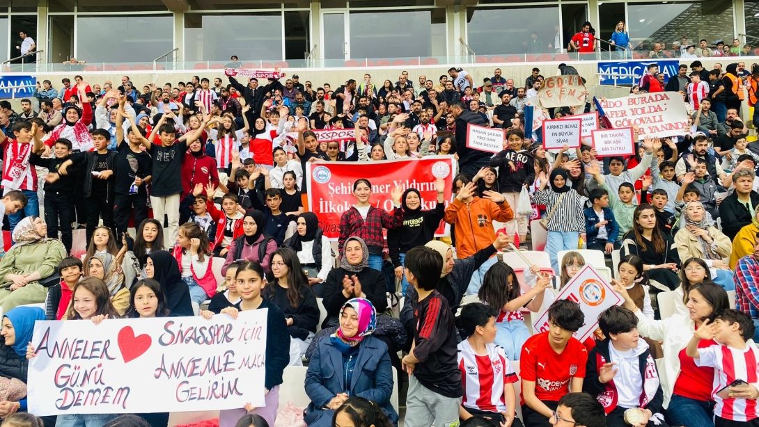 Minik Yiğidolar Anneleriyle Tribünde! Sivasspor’a Renkli Destek