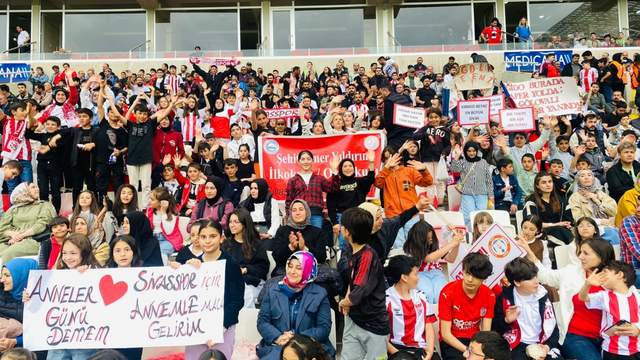 Minik Yiğidolar Anneleriyle Tribünde! Sivasspor’a Renkli Destek